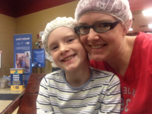 Mom & daughter volunteers at Feed My Starving Children