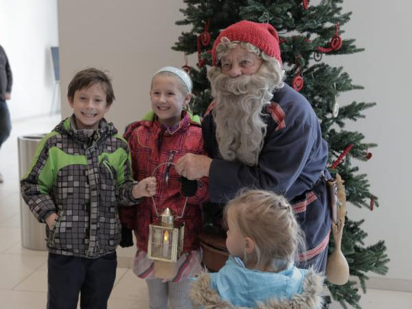 Jultomte posing with kids at the American Swedish Museum in Minnesota